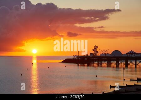 Herne Bay, Kent, Großbritannien. 21. Juli 2020: Wetter in Großbritannien. Sonnenaufgang in Herne Bay in Kent, wenn das warme Wetter anhält. Kredit: Alan Payton/Alamy Live Nachrichten Stockfoto