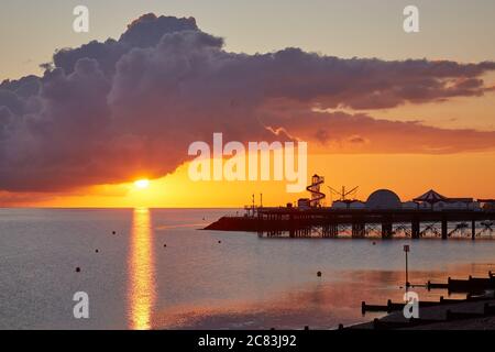 Herne Bay, Kent, Großbritannien. 21. Juli 2020: Wetter in Großbritannien. Sonnenaufgang in Herne Bay in Kent, wenn das warme Wetter anhält. Kredit: Alan Payton/Alamy Live Nachrichten Stockfoto