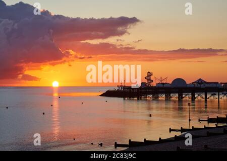 Herne Bay, Kent, Großbritannien. 21. Juli 2020: Wetter in Großbritannien. Sonnenaufgang in Herne Bay in Kent, wenn das warme Wetter anhält. Kredit: Alan Payton/Alamy Live Nachrichten Stockfoto