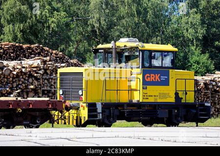 Gelbe Tve4 OTM Arbeitslokomotive. 40 Tve4 wurden von Valmet in den Jahren 1978-83 hergestellt, nummeriert 501-540. Salo Bahnhof, Finnland. Juli 18, 2020. Stockfoto