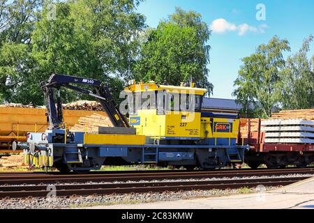 Gelb Tka7 On-Track-Maschine Nr. 227. 80 Tka7 wurden von Valmet in den Jahren 1977-93 hergestellt, nummeriert 168-247. Salo Bahnhof, Finnland. Juli 18, 2020. Stockfoto