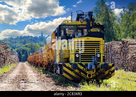 Gelbe Tka8 Arbeitslokomotive Nr. 566 auf Salo Bahnhof. 25 Tka8 wurden in den Jahren 1978-1983, nummeriert 561-585. Salo, Finnland. Juli 18, 20. Stockfoto