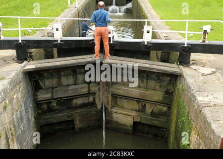 Öffnen der Schleusentore für ein Boot bei Bath Lower Locks auf dem Kennet und Avon Canal in Bath, England. Das Foto wurde am 26. Mai 2015 aufgenommen. Stockfoto