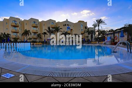 Bahia Feliz, Gran Canaria, 02.03.2019. Blick in den frühen Morgenstunden auf das Gebäude des Hotels Monte Feliz mit Pool im Vordergrund. Stockfoto