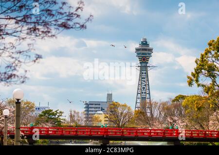 Osaka, JAPAN - CIRCA April 2019: Der Tsutenkaku Tower ist ein Turm und ein bekanntes Wahrzeichen von Osaka, Japan und wirbt für Hitachi, das sich in der Shinseka befindet Stockfoto