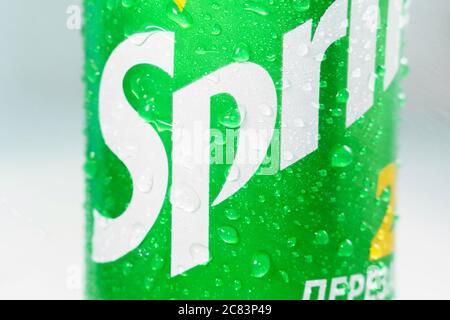 Tjumen, Russland-Mai 20, 2020: Sprite Drink close up Makro. Logo mit Wassertropfen. Zitronen-und Limettenaroma Getränk. Stockfoto