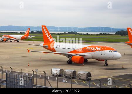 8. Juli 2020 ein easyJet Airbus 319-111 auf dem Vorfeld wartet auf die Abfahrt nach Belfast vom Liverpool John Lennon Airport an einem langweiligen Tag Stockfoto