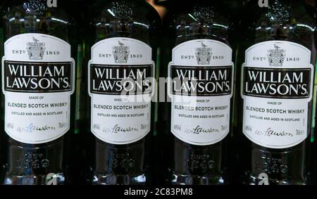 Tjumen, Russland-12. Juli 2020: Flaschen von William Lawsons Whiskey in den Regalen der Metro Cash and Carry. Stockfoto