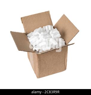 Offener Karton gefüllt mit Polystyrol-Schaumstoffspäne isoliert auf weißem Hintergrund Stockfoto