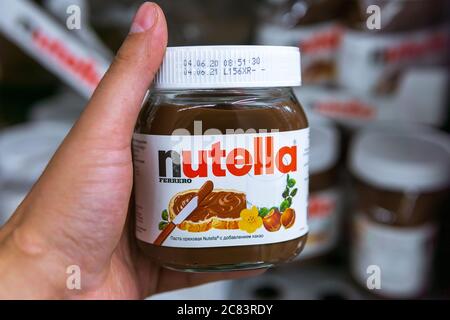 Tjumen, Russland-12. Juli 2020: Nutella ist der Markenname einer Schokolade Haselnuss. Verkauf in Hypermärkten Stockfoto