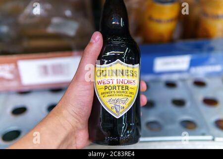 Tjumen, Russland-12. Juli 2020: Flasche Guinness West indies Porter Stout Bier. Seit 1759 wird in Dublin, Irland, Guinness Bier hergestellt. Stockfoto