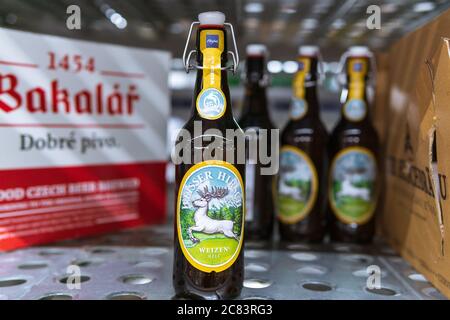 Tjumen, Russland-12. Juli 2020: Weisser Hirsch-light ungefiltertes Weizenbier. Es wird in Deutschland hergestellt. Der Verkauf von Bier im Supermarkt Stockfoto