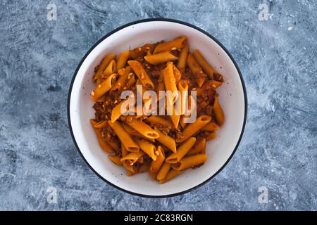 Gesundes Konzept für pflanzliche Lebensmittel, vegane Penne-Pasta mit rotem Pesto und Bohnenbolognaise-Sauce Stockfoto