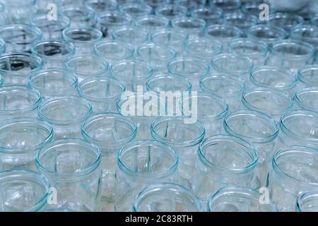 Glas leeren Gläser Reihe für Marmelade Honig mit Deckel Kappen abstrakten Hintergrund Stockfoto