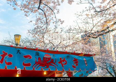 Osaka, Japan - CIRCA April, 2019 : Japanische Street Food Stände auf Osaka Castle Kirschblütenfest Stockfoto
