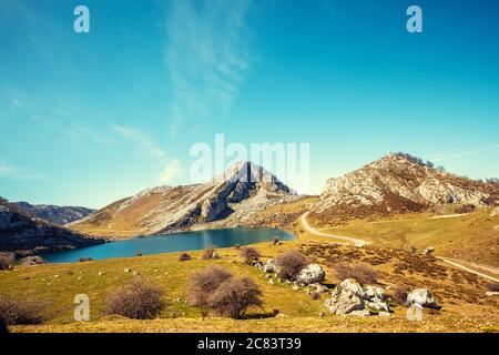Wunderschöne Berglandschaft. Gipfel Europas (Picos de Europa) Nationalpark. Ein Gletschersee Enol. Asturien, Spanien, Europa Stockfoto
