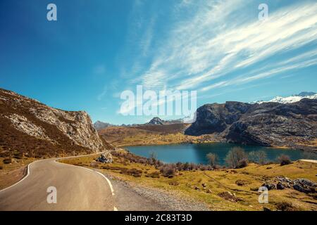 Wunderschöne Berglandschaft. Gipfel Europas (Picos de Europa) Nationalpark. Ein Gletschersee Enol. Asturien, Spanien, Europa Stockfoto