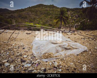 Viel Müll auf dem Boden verstreut, Abfall in der Nähe des Meeres am Strand. Problem der Umweltkatastrophe und Umweltverschmutzung. Ökologie der Planeten Stockfoto