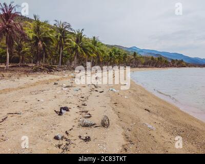 Viel Müll auf dem Boden verstreut, Abfall in der Nähe des Meeres am Strand. Problem der Umweltkatastrophe und Umweltverschmutzung. Ökologie der Planeten Stockfoto