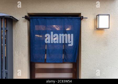 Der Vorhang-ähnliche Stoff, der vor traditionellen japanischen Restaurants und Geschäften hängt, dient nicht nur als Schild, sondern hat eine größere Bedeutung, Stockfoto