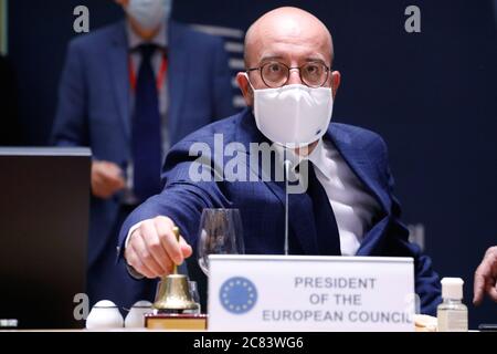 Brüssel, Belgien. Juli 2020. Der Präsident des Europäischen Rates, Charles Michel, leitet am 20. Juli 2020 in Brüssel, Belgien, einen Rundtisch zu einem EU-Sondergipfel. Die Staats- und Regierungschefs der Europäischen Union (EU) haben am Dienstag nach vier Tagen intensiver Verhandlungen über ein Budget für die nächsten sieben Jahre und einen massiven Wiederauffüllungsfonds inmitten der COVID-19-Pandemie eine wegweisende Vereinbarung getroffen. (Europäische Union/Handout via Xinhua) Quelle: Xinhua/Alamy Live News Stockfoto