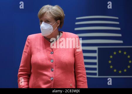 Brüssel, Belgien. Juli 2020. Bundeskanzlerin Angela Merkel kommt zu einem EU-Sondergipfel in Brüssel, Belgien, 20. Juli 2020. Die Staats- und Regierungschefs der Europäischen Union (EU) haben am Dienstag nach vier Tagen intensiver Verhandlungen über ein Budget für die nächsten sieben Jahre und einen massiven Wiederauffüllungsfonds inmitten der COVID-19-Pandemie eine wegweisende Vereinbarung getroffen. (Europäische Union/Handout via Xinhua) Quelle: Xinhua/Alamy Live News Stockfoto