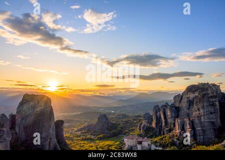 Griechenland. Sommeruntergang in Meteora. Kloster auf den Felsen, UNESCO-Liste Stockfoto