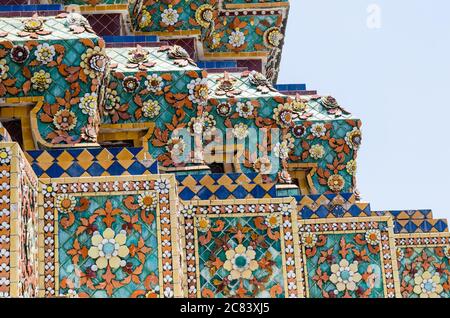 Thai Ornamental Muster im traditionellen Stil ist mit bunten Keramik auf Stupa des Wat Pho Klosters in Bangkok, Thailand dekoriert. Stockfoto