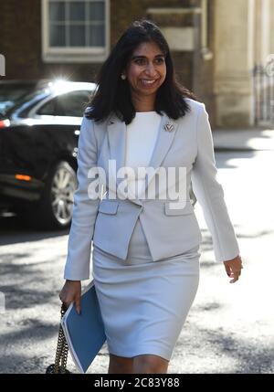 Die Generalstaatsanwältin Suella Braverman kommt in der Downing Street zu einer Kabinettssitzung, die zum ersten Mal seit der Sperre im Foreign and Commonwealth Office (FCO) in London abgehalten wird. Stockfoto