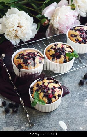 Johannisbeeren Mini-Kuchen in Keramik-Backgeschirr. Stockfoto