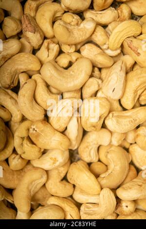 Cashew Nüsse verstreut Oberflächenstruktur. Nahaufnahme Stockfoto