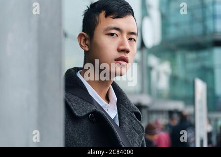 Porträt des jungen asiatischen Geschäftsmann selbstbewusst in der Kamera suchen Stockfoto