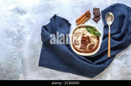 Indischer süßer weicher Pudding aus Reismilch, Reismehl und Vanille. Gluten- und laktosefreies Dessert. Stockfoto