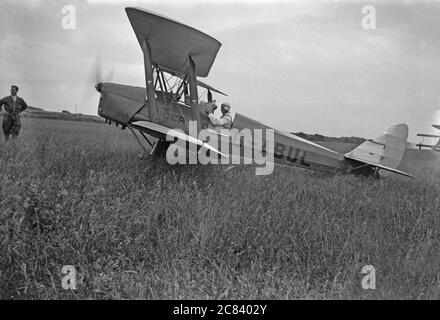 Vintage Schwarz-Weiß-Foto aus dem Jahr 1935 zeigt eine De Havilland DH.82 Tiger Moth, Registrierung G-ABUL, Teil der Sir Alan Cobham Air Display Days. Stockfoto