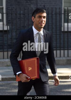 Schatzkanzler Rishi Sunak verlässt die Downing Street 11, um zum ersten Mal seit der Sperre im Foreign and Commonwealth Office (FCO) in London eine Kabinettssitzung abzuhalten. Stockfoto