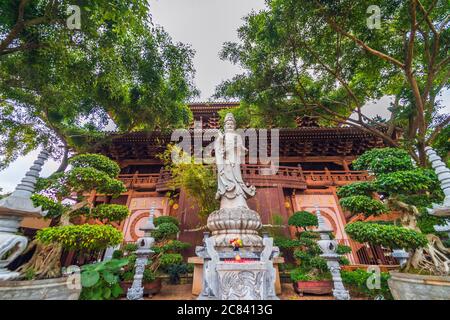 Pleiku, Vietnam - 11. Juli 2020: Buddha-Statuen, architektonische Details der Minh Thanh Pagode, eine majestätische buddhistische architektonische Struktur in Pleiku Stadt Stockfoto