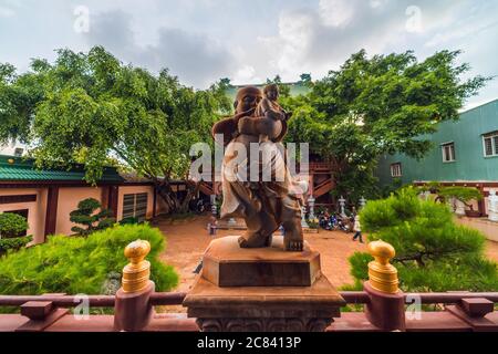 Pleiku, Vietnam - 11. Juli 2020: Buddha-Statuen, architektonische Details der Minh Thanh Pagode, eine majestätische buddhistische architektonische Struktur in Pleiku Stadt Stockfoto