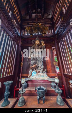 Pleiku, Vietnam - 11. Juli 2020: Buddha-Statuen, architektonische Details der Minh Thanh Pagode, eine majestätische buddhistische architektonische Struktur in Pleiku Stadt Stockfoto