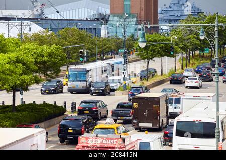 New York, USA - 28. Juni 2018: Fahrzeuge an der stark befahrenen Kreuzung der 12th Avenue und West 34 Street. Stockfoto