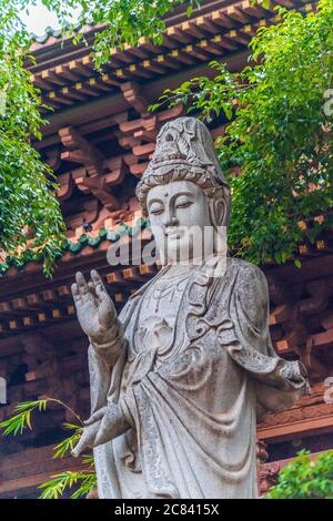 Pleiku, Vietnam - 11. Juli 2020: Buddha-Statuen, architektonische Details der Minh Thanh Pagode, eine majestätische buddhistische architektonische Struktur in Pleiku Stadt Stockfoto