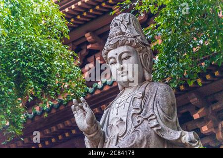 Pleiku, Vietnam - 11. Juli 2020: Buddha-Statuen, architektonische Details der Minh Thanh Pagode, eine majestätische buddhistische architektonische Struktur in Pleiku Stadt Stockfoto