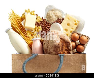 Nahaufnahme von frischen Lebensmitteln in einem wiederverwendbaren Einkaufstasche mit frischen Milchprodukten und Kohlenhydraten wie Käse, Pasta, Baguette, Bohnen, Eiern und Stockfoto