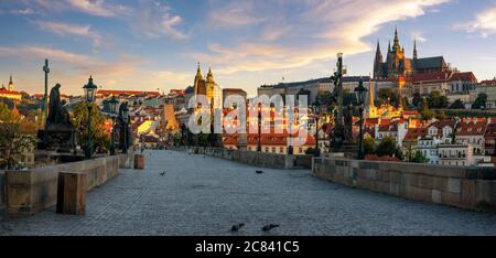 Prag, Karlsbrücke am Morgen Stockfoto