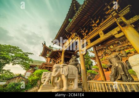 Pleiku, Vietnam - 11. Juli 2020: Buddha-Statuen, architektonische Details der Minh Thanh Pagode, eine majestätische buddhistische architektonische Struktur in Pleiku Stadt Stockfoto