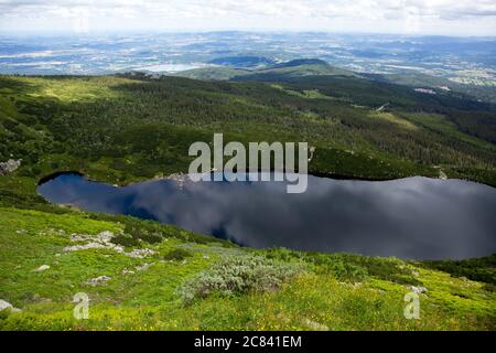 Blick auf den postglazialen Natursee Wielki Staw (der große Teich) vom polnisch-tschechischen Freundschaftsweg im Nationalpark Karkonosze aus gesehen.Karkonosze (das Riesengebirge) sind Bergketten im Norden der Tschechischen Republik und im Südwesten Polens. Die Karkonosze sind ein einzigartiges Beispiel der alpinen Landschaft in der Umgebung und sind seit 1933 ein Naturschutzgebiet. Stockfoto