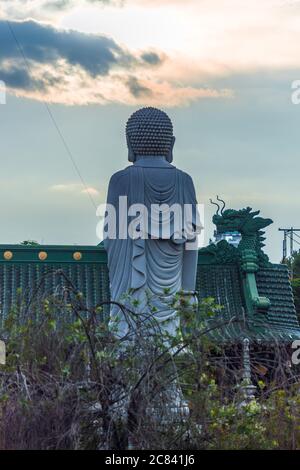 Pleiku, Vietnam - 11. Juli 2020: Buddha-Statuen, architektonische Details der Minh Thanh Pagode, eine majestätische buddhistische architektonische Struktur in Pleiku Stadt Stockfoto