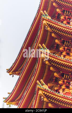 Pleiku, Vietnam - 11. Juli 2020: Buddha-Statuen, architektonische Details der Minh Thanh Pagode, eine majestätische buddhistische architektonische Struktur in Pleiku Stadt Stockfoto
