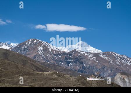 Satue von Padmasambhava mit Dhaulagiri Himal im Hintergrund vom Annapurna Trek aus gesehen. Lower Mustang, Nepal Stockfoto