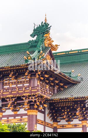 Pleiku, Vietnam - 11. Juli 2020: Buddha-Statuen, architektonische Details der Minh Thanh Pagode, eine majestätische buddhistische architektonische Struktur in Pleiku Stadt Stockfoto