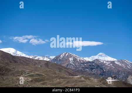 Satue von Padmasambhava mit Dhaulagiri Himal im Hintergrund vom Annapurna Trek aus gesehen. Lower Mustang, Nepal Stockfoto